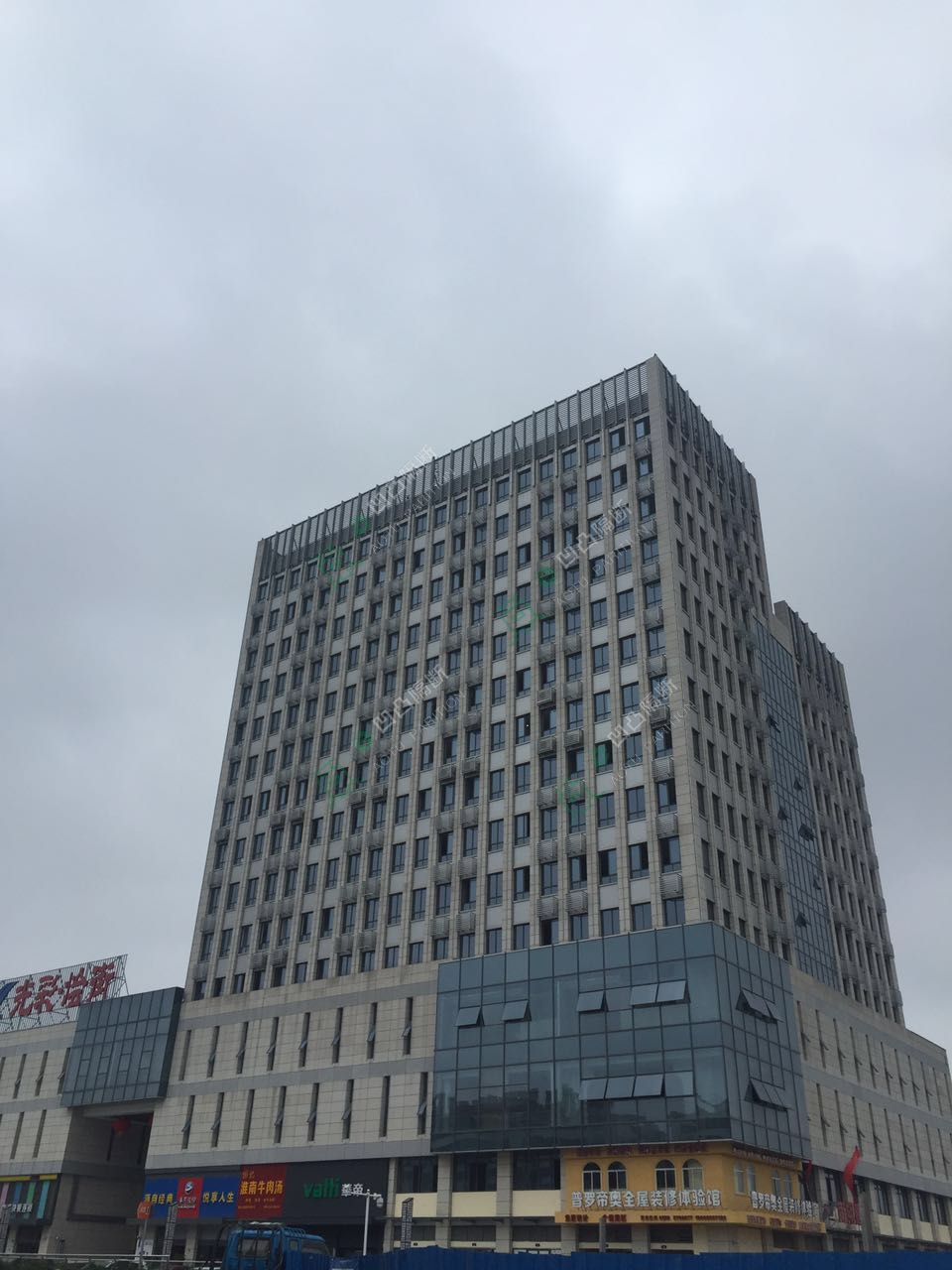 安慶本地玻璃隔斷_玻璃隔斷廠家_[承接]安慶龍潤水電安裝工程有限公司雙玻百葉玻璃隔斷工程